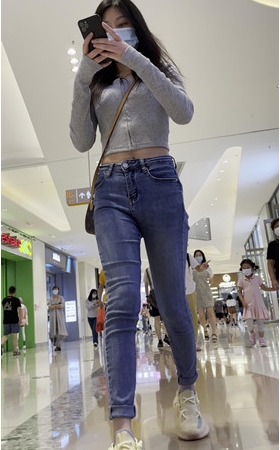 商场里的紧牛美女