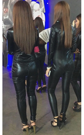 展会上一群连体皮衣美女