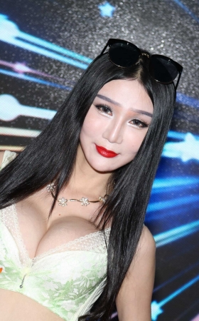 超大胸器的内衣模特 [16P]
