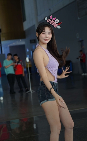 热裤美背小思佳