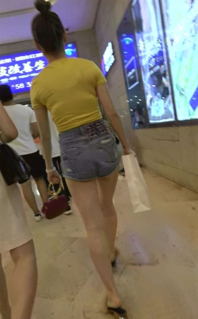 黄色T恤衫高腰热裤美臀丸子头气质小姐姐