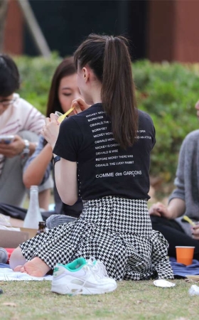 No1047 漂亮女孩露脚太少，硬生生毁了一套大作