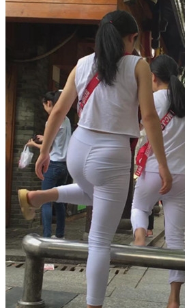 白裤紧身圆润妹子