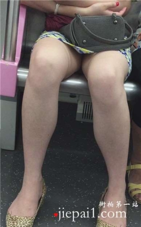 地铁上的包臀裙高跟女孩