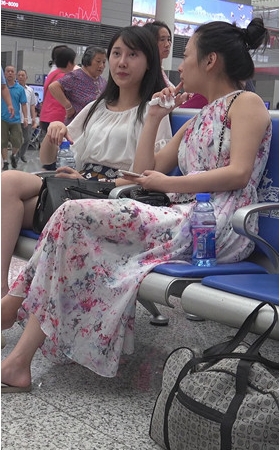 花裙丸子头妹子