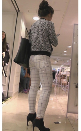 白色格子紧身裤妹子