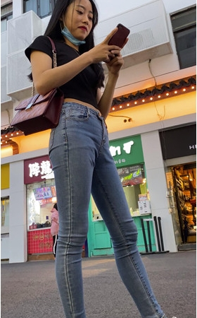很开心的牛仔裤小姐姐