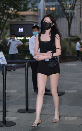 白皙美腿美女 [18P]