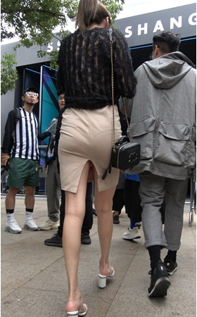 包臀开叉裙小姐姐