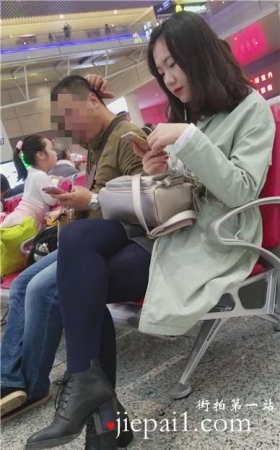 4k-高铁站候车室拍摄深蓝色丝袜打底的小眼睛萌妹子。