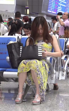 少女矜持端坐，这双脚胜在小巧玲珑