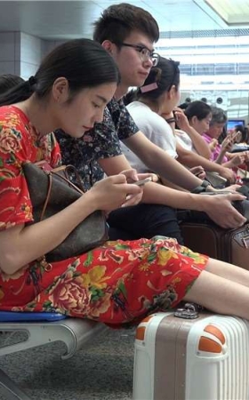 人字拖美足mm感觉裹了块床单就出门了 [2.64 GB/MP4]