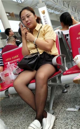 4k-候车室拍摄黄衬衫街拍黑丝性感美腿