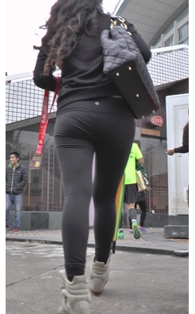 黑色紧身裤小姐姐