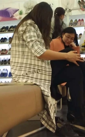 鞋店的棉袜街拍美女们轮番登场引爆你的眼球