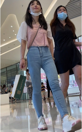 圆润牛仔美女