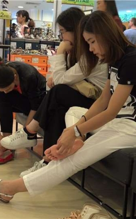 4K 看着挺年轻的小姐姐一双美足满是老茧 [1.09 GB]