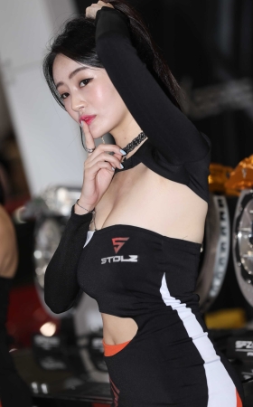 韩国大胸车模 [13P]