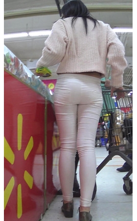 超市里的白色紧身裤妹子