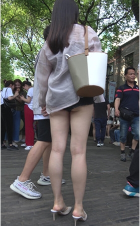 漂亮的黑色热裤月牙美女