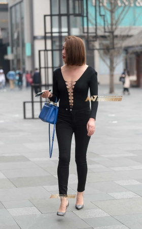 高跟鞋性感美女前后深V绑带真空上阵 [8P]