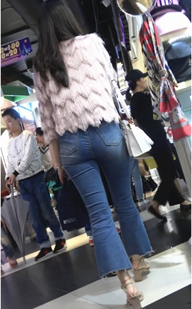 蓝色牛仔裤紧身美女