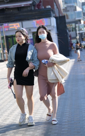 粉色紧身包臀裙美腿