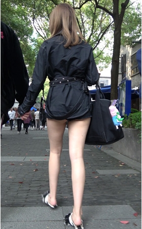漂亮的短裤月牙美女