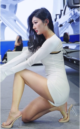 白色连体衣美模