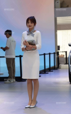 20241119甜美的女销售肉丝美腿 [16P]