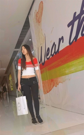 逛商场的长发美女黑色紧身牛仔裤性感翘臀