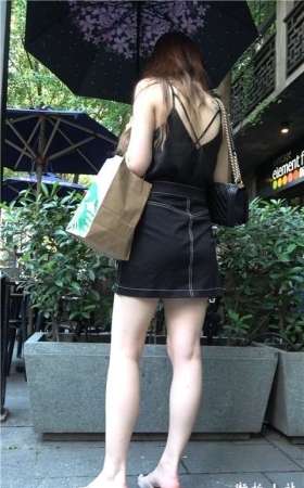 4K 黑色吊带牛仔裙街拍美腿美女