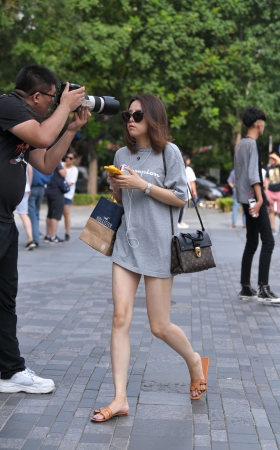 墨镜长腿美女
