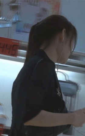 女孩进商场试了一双鞋
