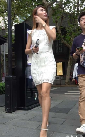 白色连衣裙高挑苗条身材高跟鞋美女