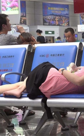 清纯秀美的女孩睡一会