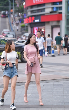 白嫩美腿小姐姐