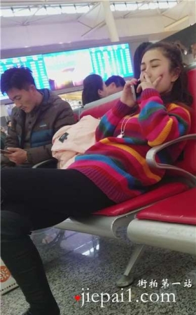 4k-车站长椅上葛优瘫的美腿女孩。
