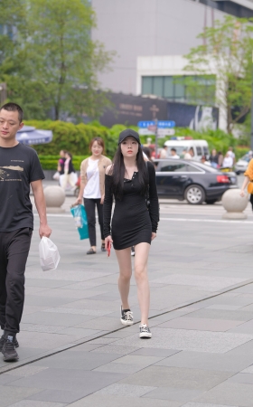 白皙美腿，连体包屯裙小姐姐