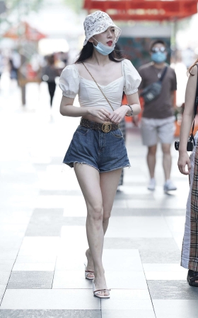 街拍很白的妹子