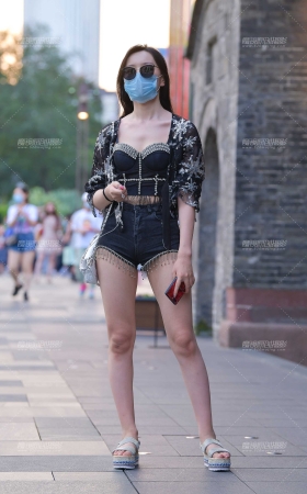 热裤大长腿美女 [21P]