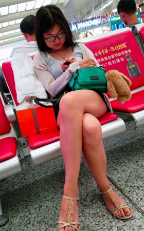 灰T恤热裤眼镜美女街拍美腿
