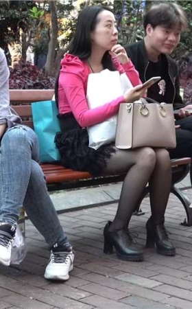 长椅上休息的黑丝少妇