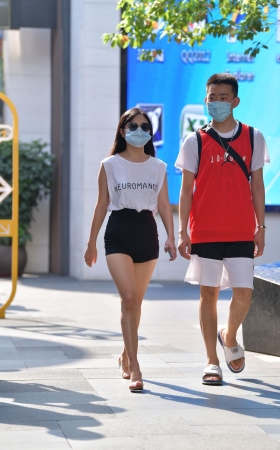 黑色热裤妹子