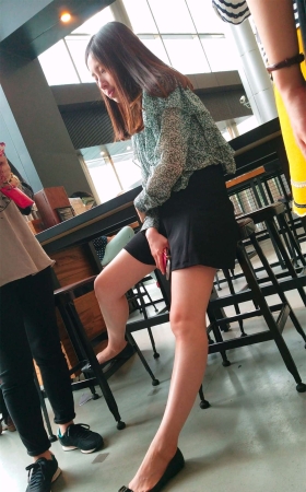 超短裙子美女腿很白