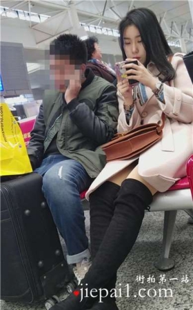 4k-高铁站候车室的美腿红唇清新小美女