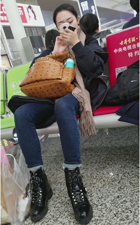 玩手机的牛仔裤妹子