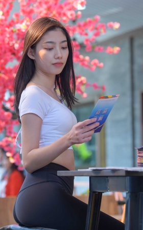 黑色瑜伽裤女孩