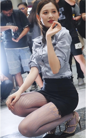 黑色包臀裙美女