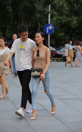 牛仔裤妹子
